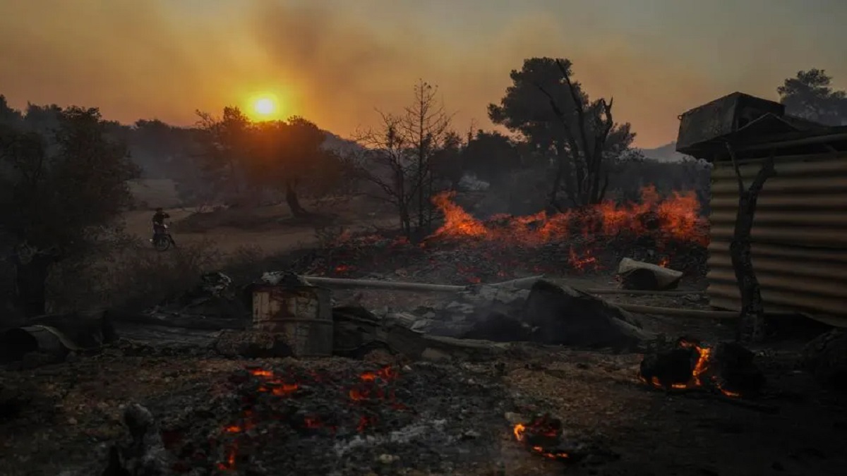 আরও মারাত্মক আকার ধারণ করেছে গ্রিসের দাবানল