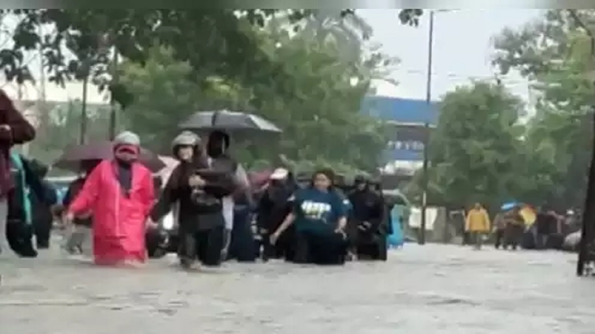 ভয়াবহ বন্যায় বিধ্বস্ত ভারতের উত্তরাঞ্চল, নয়াদিল্লিসহ ৫ রাজ্যে জরুরি সতর্কতা জারি