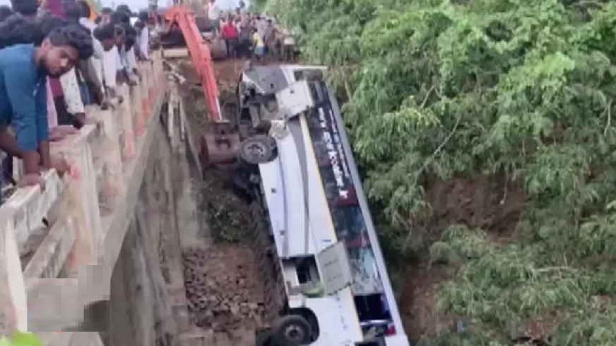 ভারতে বিয়েবাড়ি ফেরত বাস খাদে পড়ে নিহত ৭, আহত ২৯