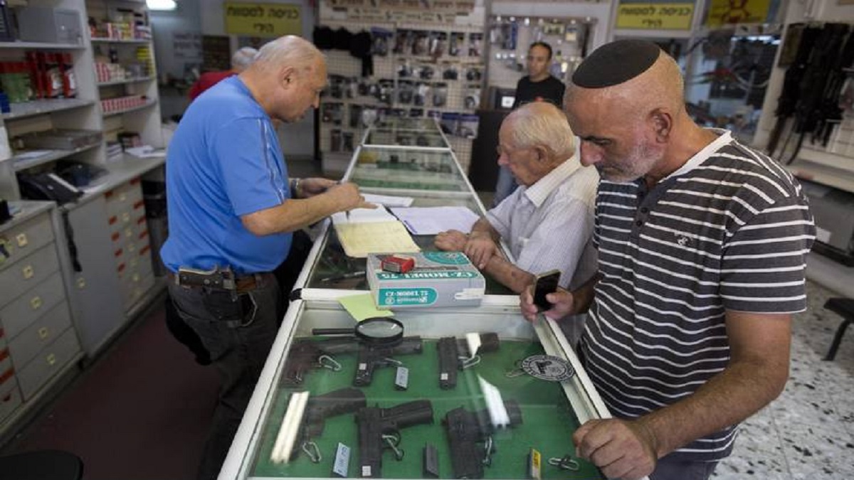 ফিলিস্তিনিদের থেকে আত্মরক্ষার অজুহাতে গণহারে অস্ত্র কিনছে ইসরায়েলিরা
