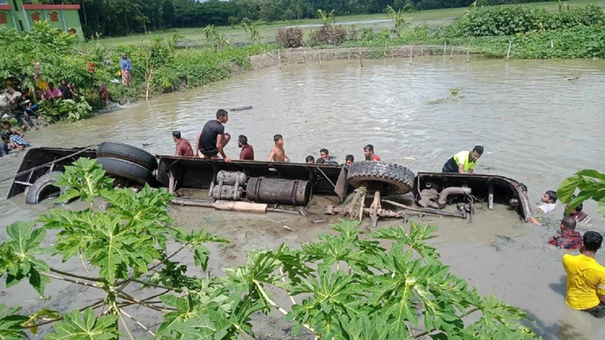 ঝালকাঠিতে সড়ক দুর্ঘটনা: ৩ জনকে আসামি করে পুলিশের মামলা