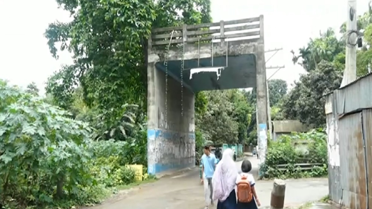 মানিকগঞ্জে সড়কের মাঝে আজব সেতু, ঘটছে দুর্ঘটনা