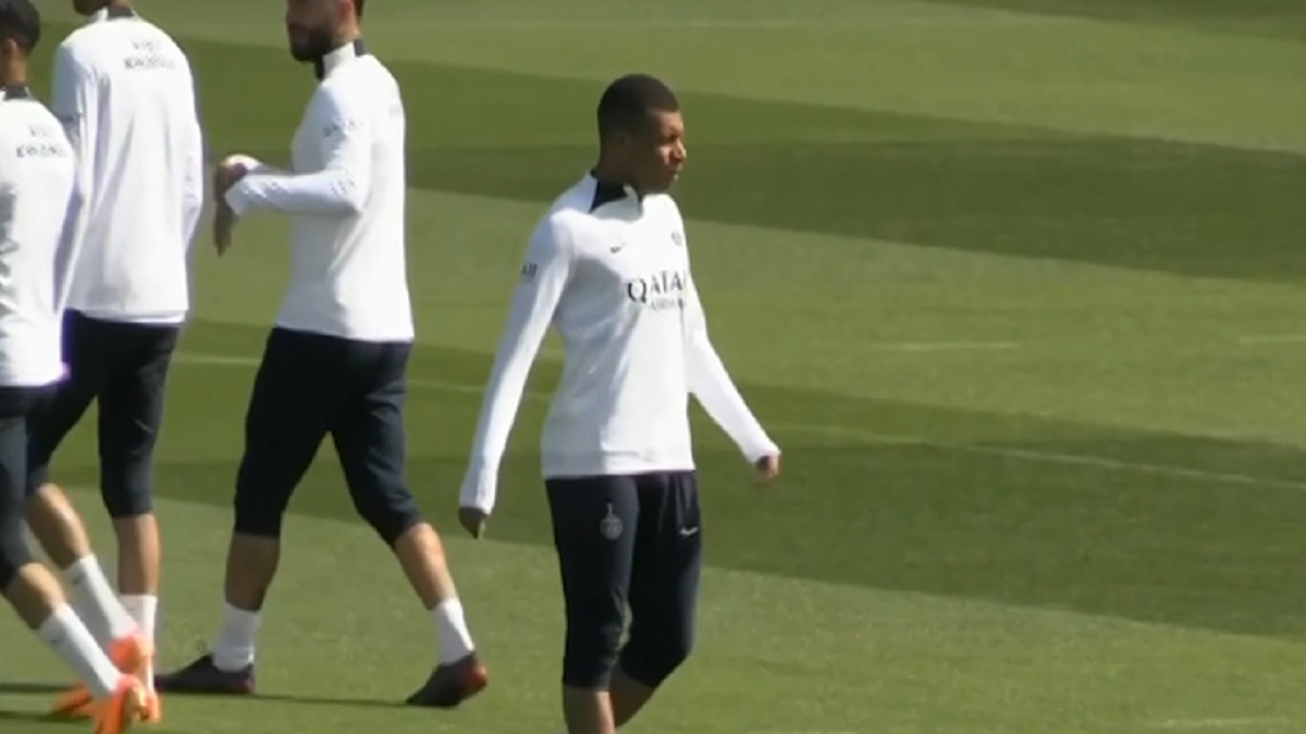 আল হিলালের ৩০০ মিলিয়ন ইউরোর প্রস্তাব ফিরিয়ে দিলেন এমবাপ্পে