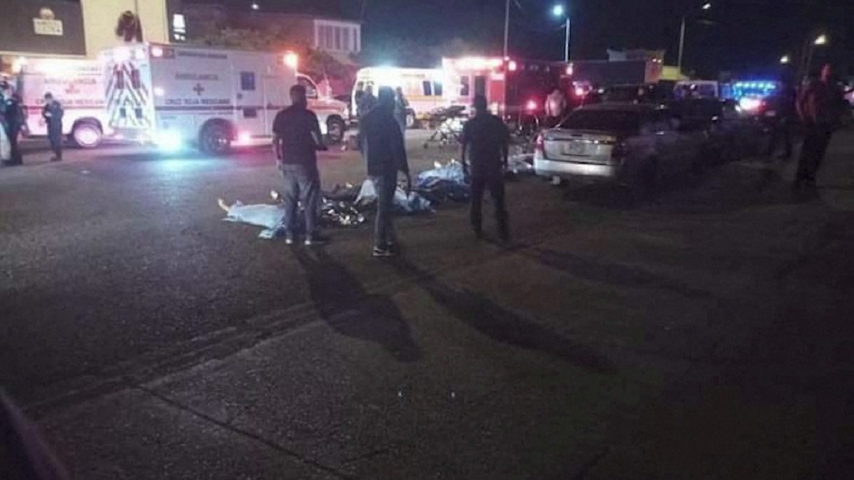 পানশালা থেকে বের করে দেয়ায় ককটেল নিক্ষেপ, আগুনে পুড়ে মৃত্যু ১১