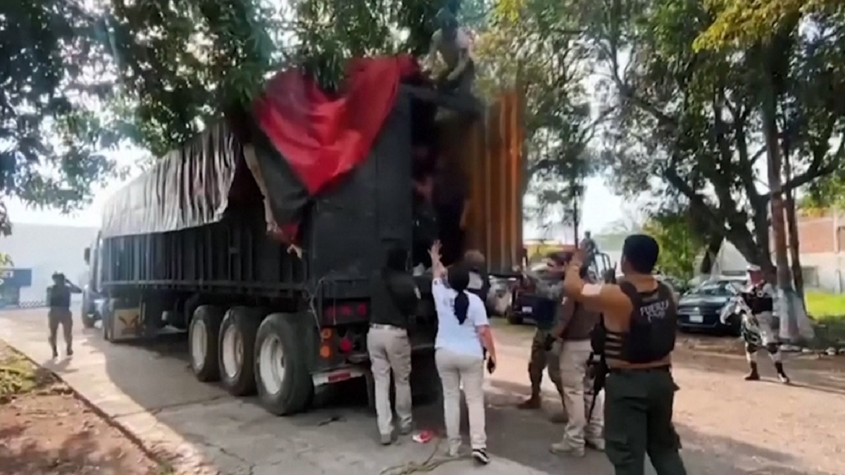 মেক্সিকোতে রাস্তায় পড়ে থাকা ট্রাকে মিললো প্রায় ২০০ অভিবাসনপ্রত্যাশী