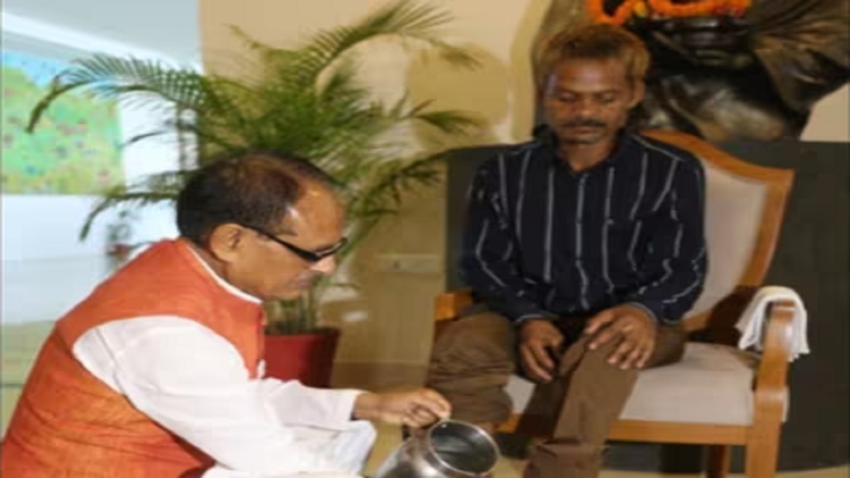 যুবকের মুখে মূত্রত্যাগের ঘটনায় পা ধুয়িয়ে ক্ষমা চাইলেন মধ্যপ্রদেশের মুখ্যমন্ত্রী