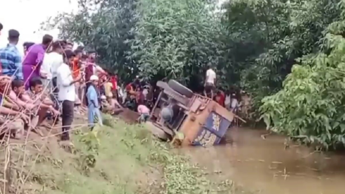 নেত্রকোণায় ইট বোঝাই ট্রাক উল্টে নিহত ২
