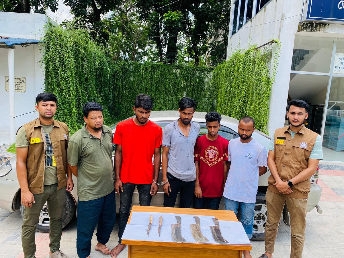 নরসিংদীতে ডাকাতির প্রস্তুতিকালে অস্ত্রসহ গ্রেফতার ৫