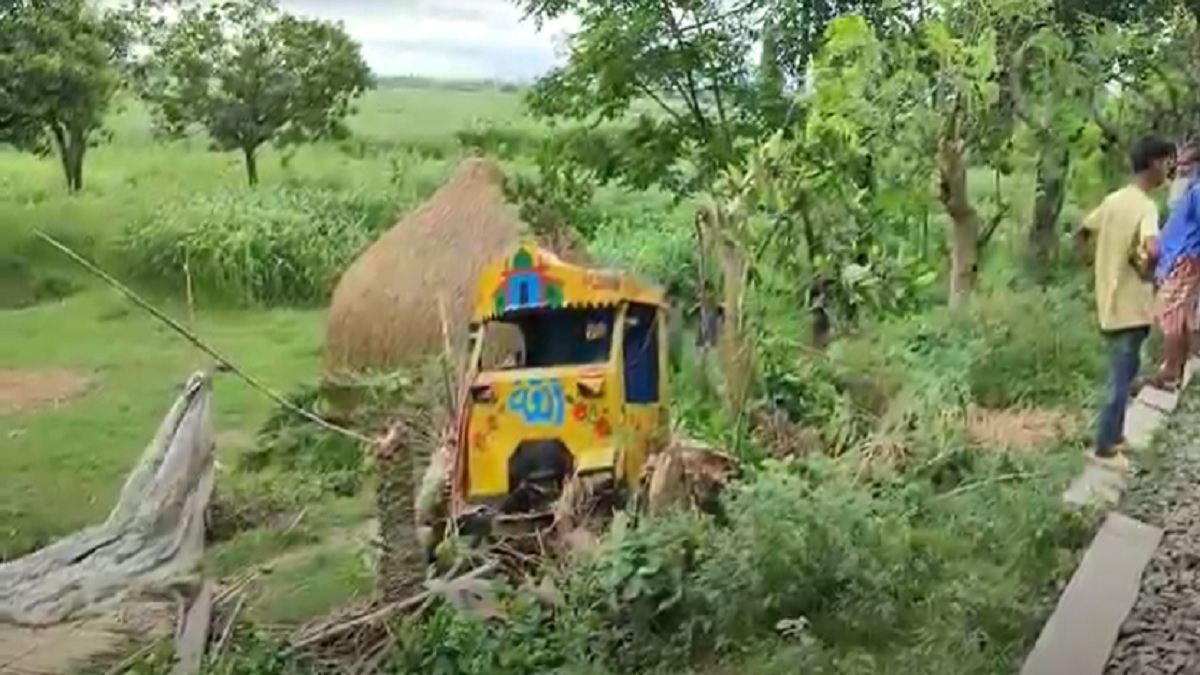 পাবনায় ট্রেনের ধাক্কায় নিহত ১