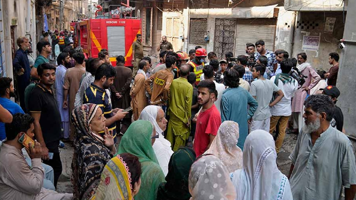 পাকিস্তানে আবাসিক ভবনে আগুন লেগে একই পরিবারের ১০ জনের মৃত্যু