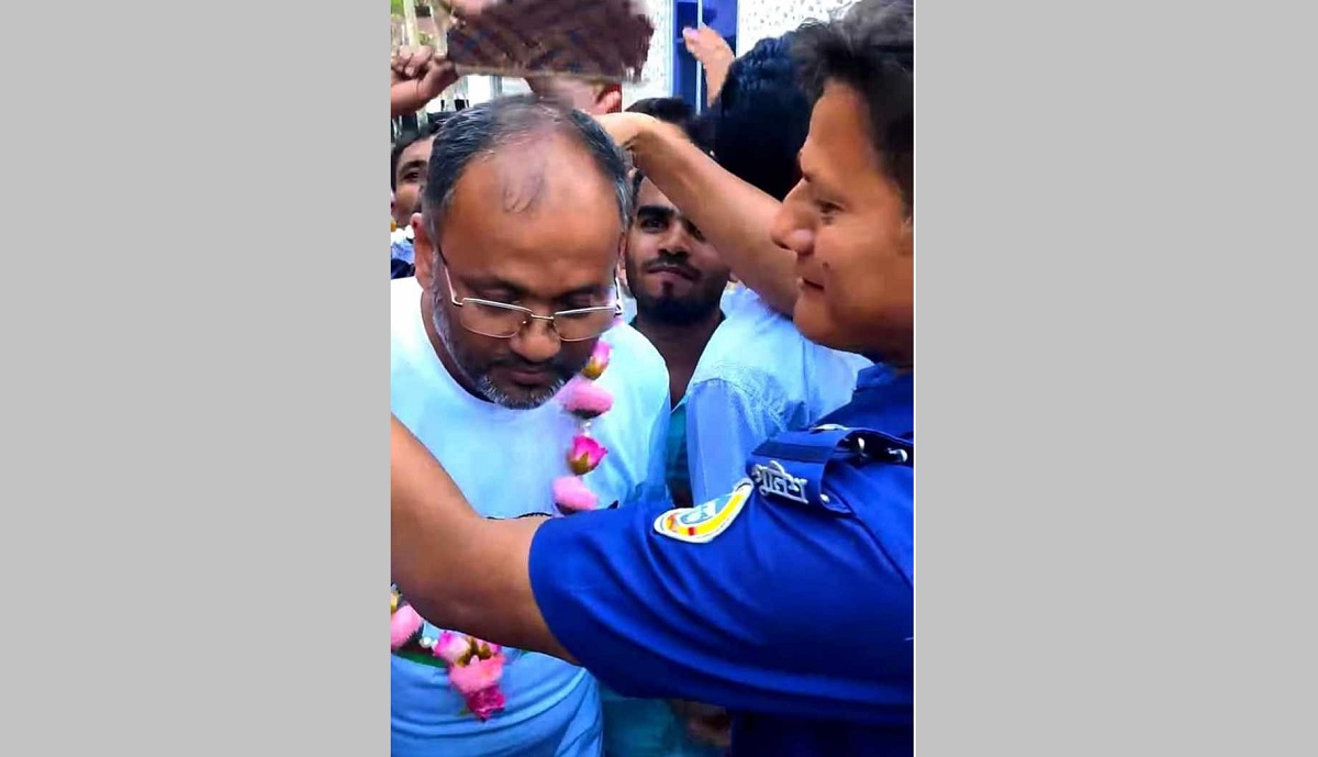 বিজয়ী চেয়ারম্যান প্রার্থীকে ফুলের মালা পরানোয় এসআই প্রত্যাহার