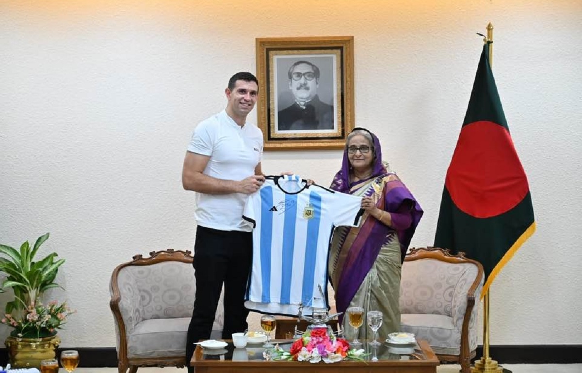 প্রধানমন্ত্রীর সাথে এমিলিয়ানো মার্টিনেজের সৌজন্য সাক্ষাৎ