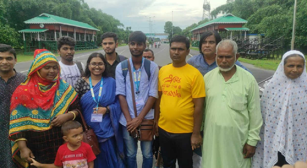 দীর্ঘ অপেক্ষার অবসান, ২১ বছর পর ছেলেকে ফিরে পেলেন মা-বাবা