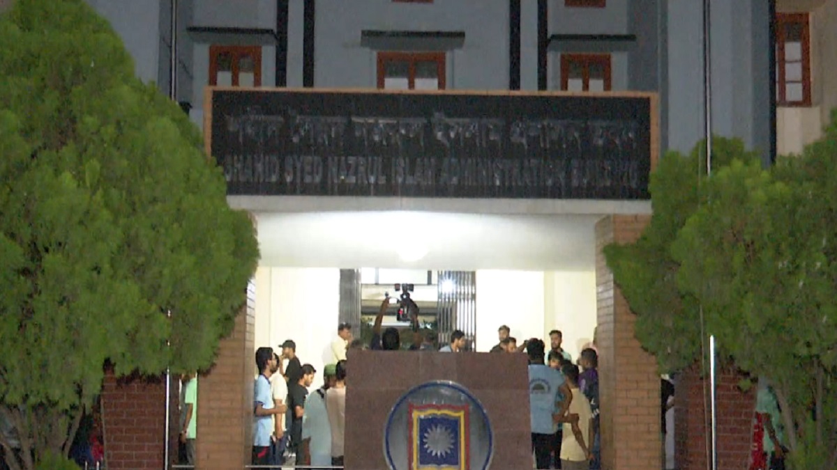 রাবির সহকারী প্রক্টরকে লাঞ্ছিত করার অভিযোগে আটক বহিরাগত