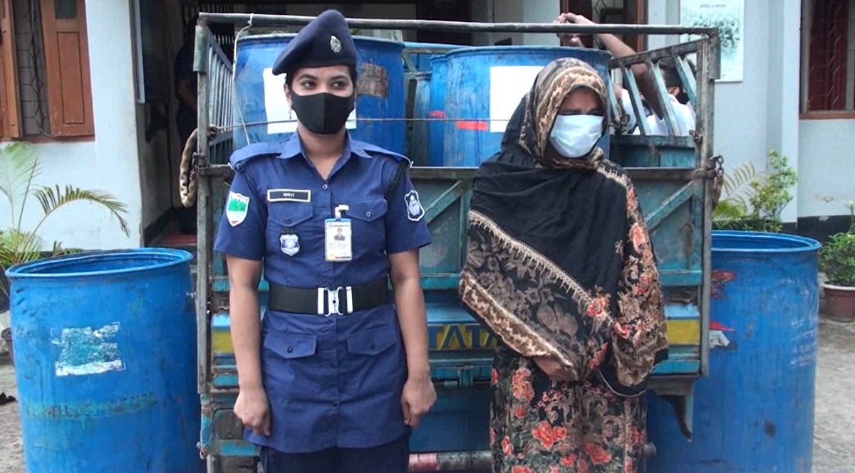 বাড়ি ভাড়া নিয়ে ভেজাল মধু বানাতেন দম্পতি, জব্দ ২০৫০ লিটার