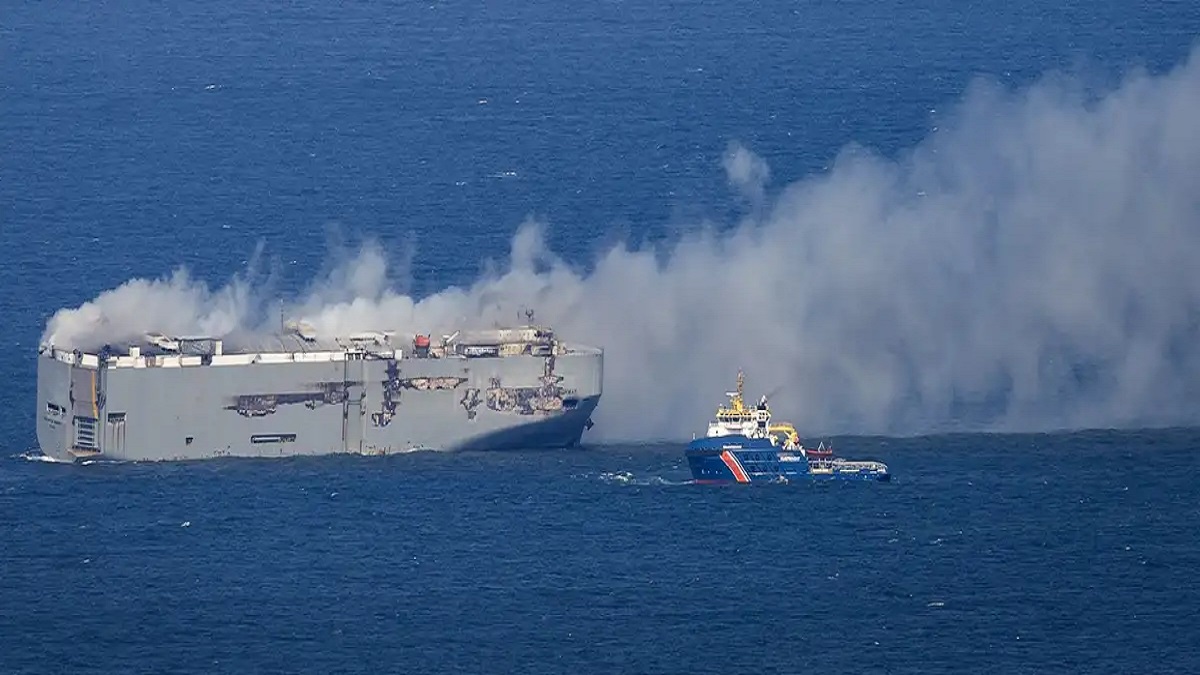 নেদারল্যান্ডে কয়েক হাজার গাড়ি নিয়ে ৫ দিন ধরে পুড়ছে জাহাজ