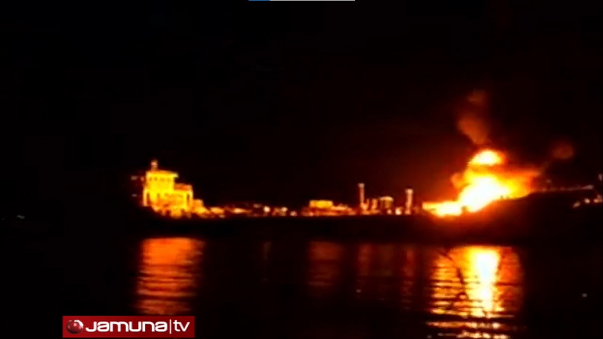 ১১ ঘণ্টা পর ঝালকাঠির সেই জাহাজের আগুন নিয়ন্ত্রণে