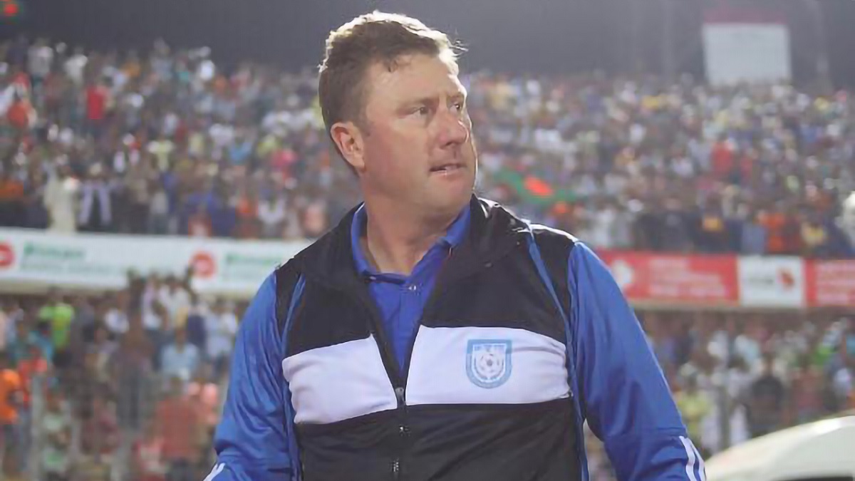 অসন্তোষ জানিয়ে বাফুফে থেকে টেকনিক্যাল ডিরেক্টর পল স্মলির পদত্যাগ