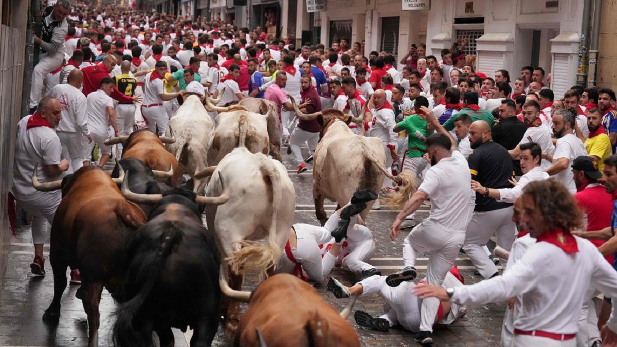 স্পেনে ঐতিহ্যবাহী ‘ষাঁড়ের দৌড়’ উৎসবে আহত ১১
