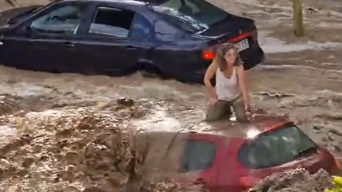 প্রলয়ঙ্কারী বন্যায় বিপর্যস্ত স্পেনের উত্তর-পূর্বাঞ্চল, মানুষসহ ভেসে যাচ্ছে যানবাহন (ভিডিও)