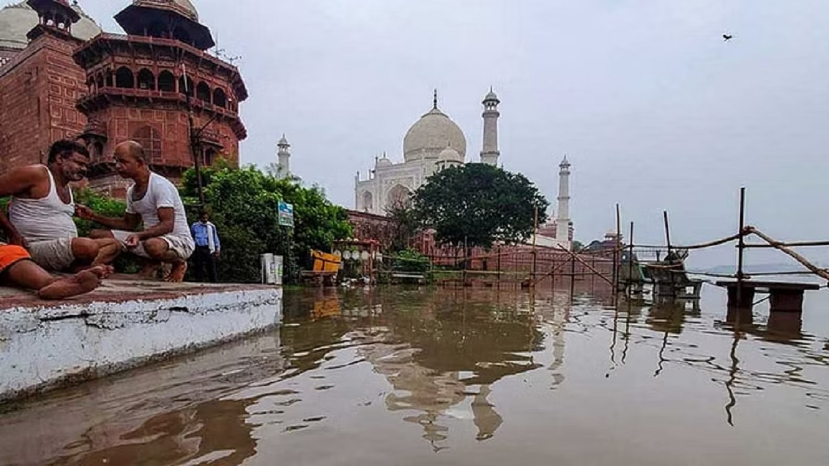 তাজমহলের সীমানায় পানি প্রবেশের শঙ্কা
