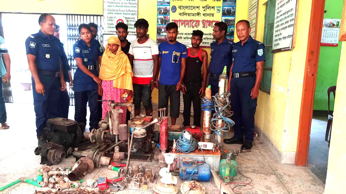 চোরাই মালামাল ভাগাভাগির সময় আটক ৬