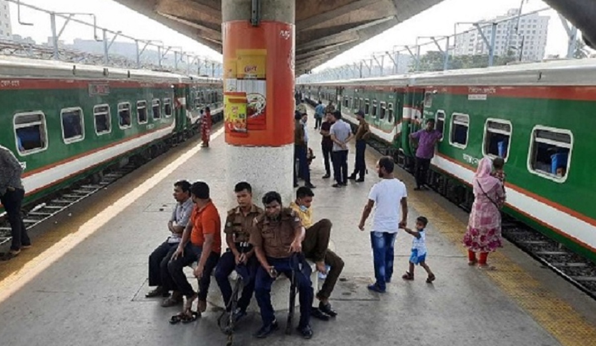 অবরোধ তুলেছেন শ্রমিকরা, ঢাকার সাথে সারাদেশের ট্রেন চলাচল শুরু