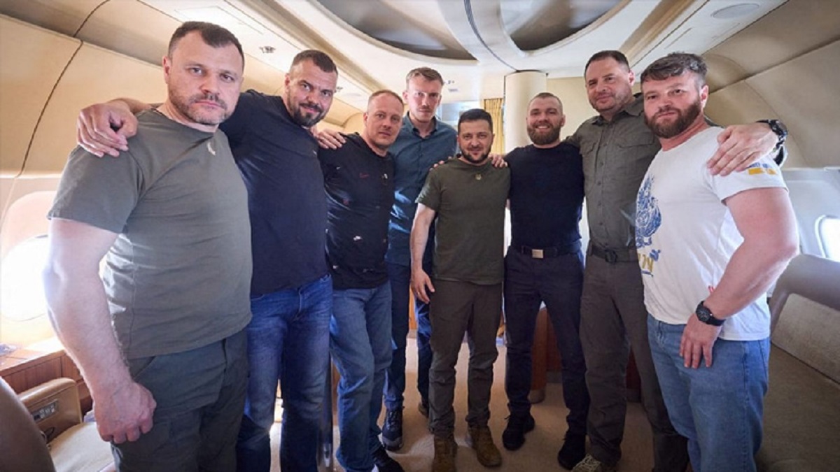 সেই কমান্ডারদের নিয়ে দেশে ফিরলেন জেলেনস্কি