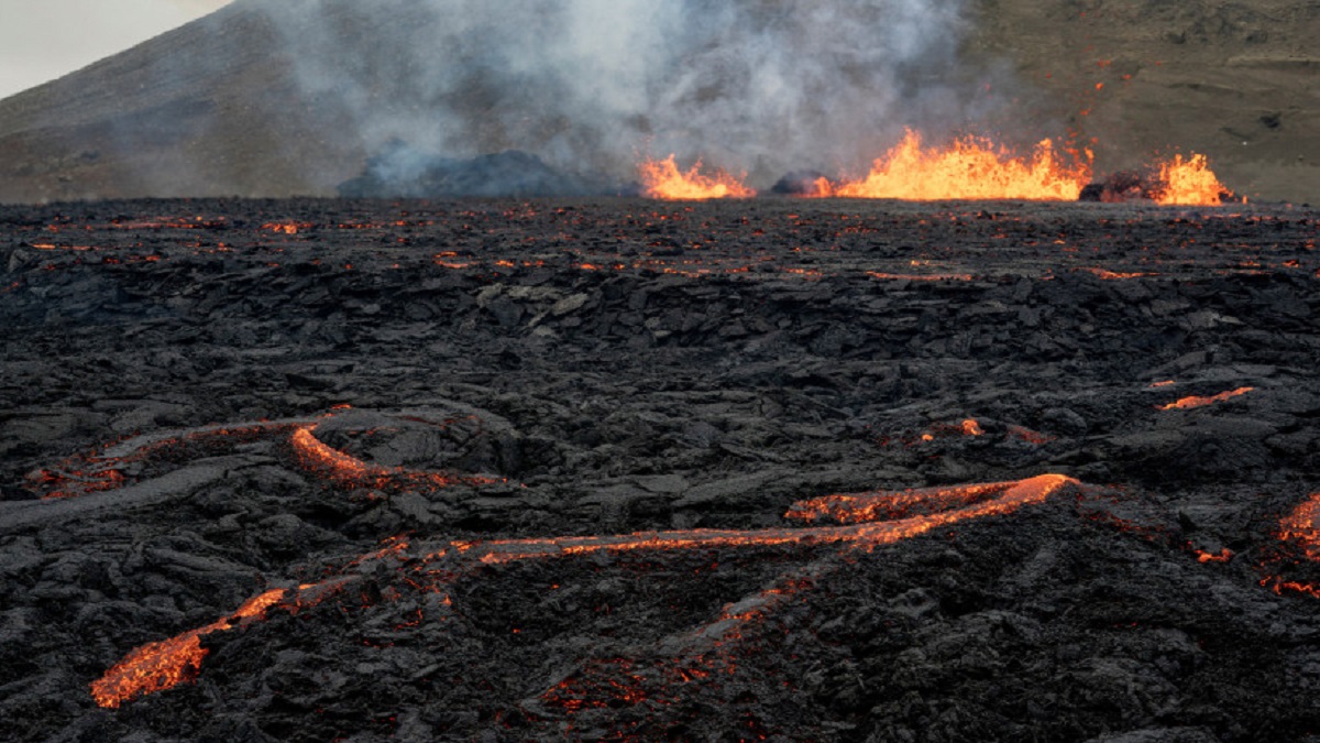 আইসল্যান্ডে জেগে উঠেছে আগ্নেয়গিরি, ক্রমাগত হচ্ছে ভূমিকম্প