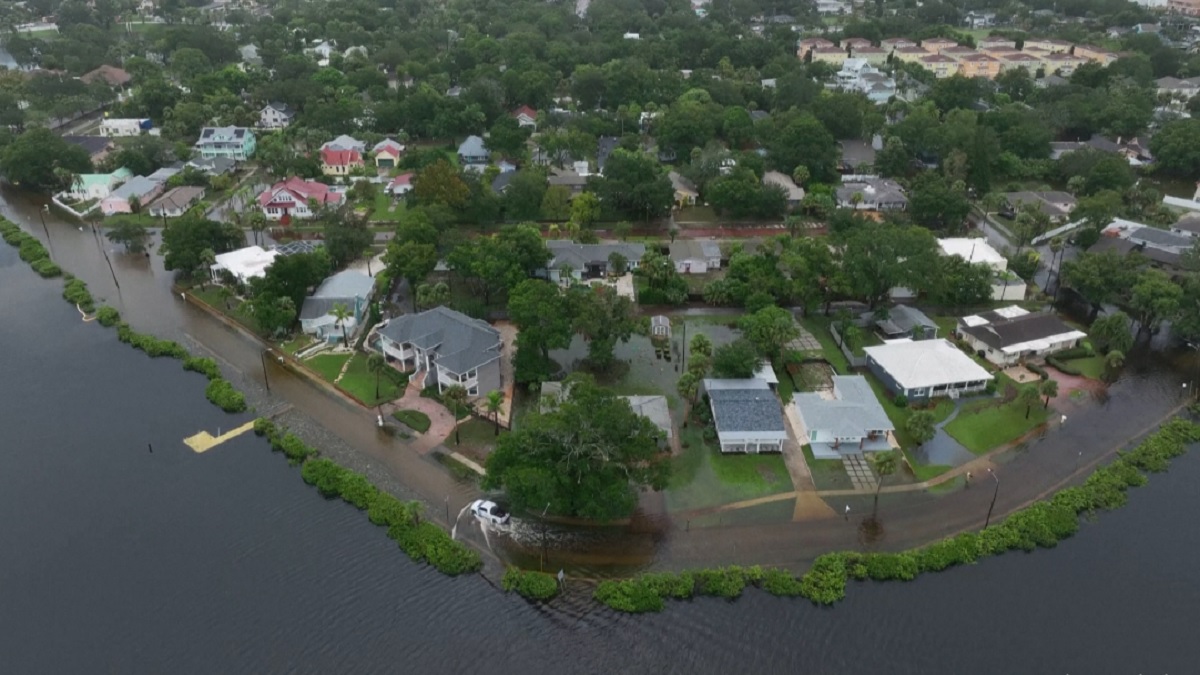 ১০০ বছরের ইতিহাসে সবচেয়ে বড় মৌসুমি ঝড়ের কবলে ফ্লোরিডা