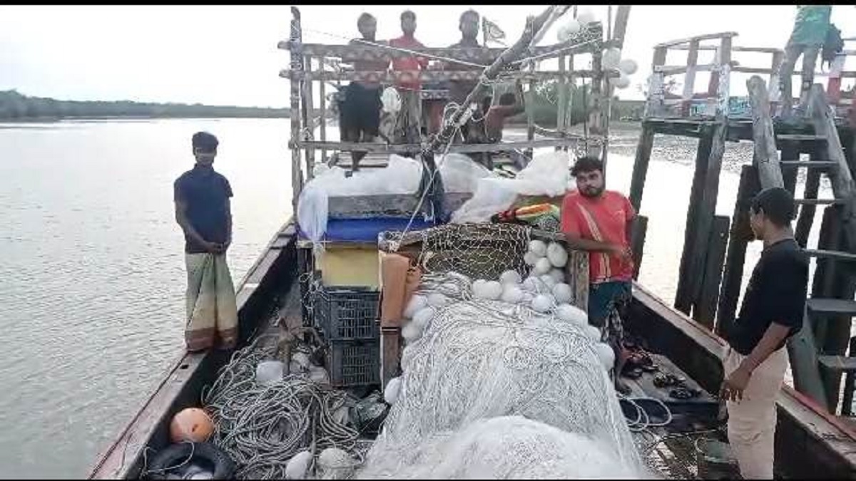 বেঁচে ফেরার আশা ছেড়ে দিয়েছিলেন সাগরে ভাসতে থাকা ৯ জেলে, অবশেষে উদ্ধার