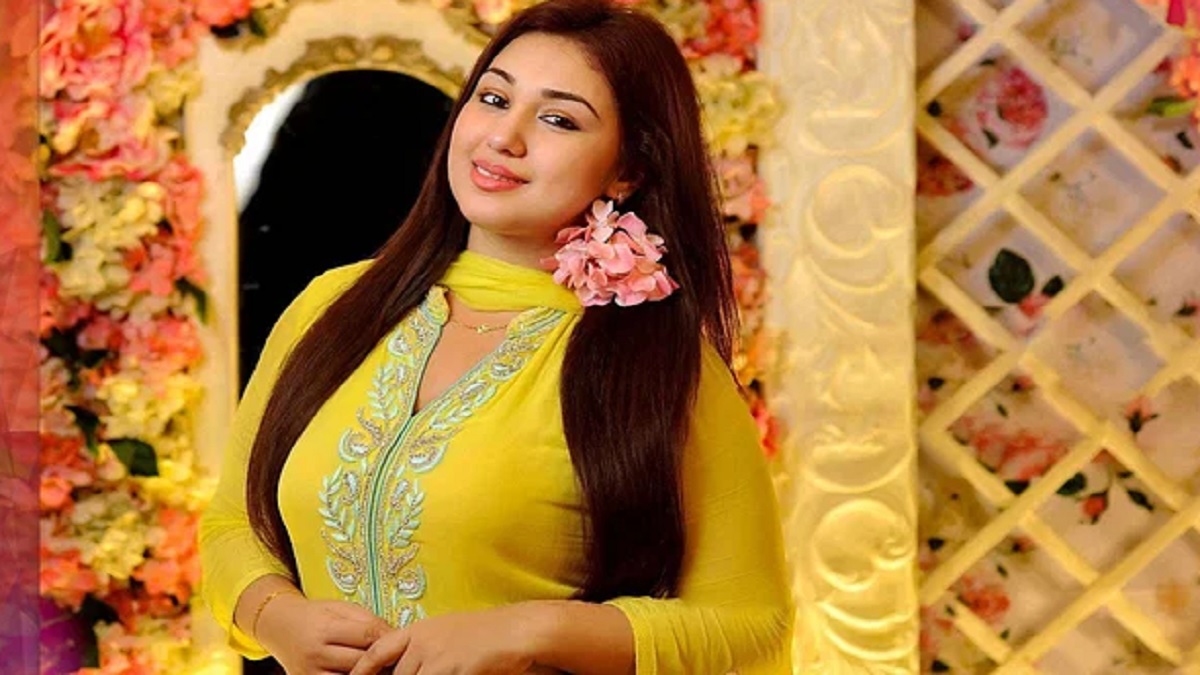 থানায় ও ডিবি কার্যালয়ে অপু বিশ্বাস