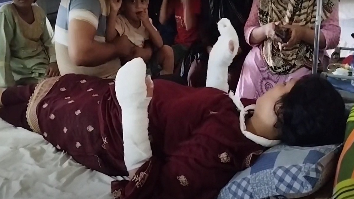 আয়েশার আঙুল ভেঙে দিয়ে গেছে ডাকাতেরা, লুট করেছে ১৫ ভরি স্বর্ণ ও নগদ অর্থ