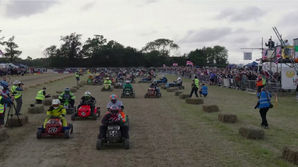 ঘাস কাটার মেশিনের রেস, অভিনব প্রতিযোগিতা ইংল্যান্ডে