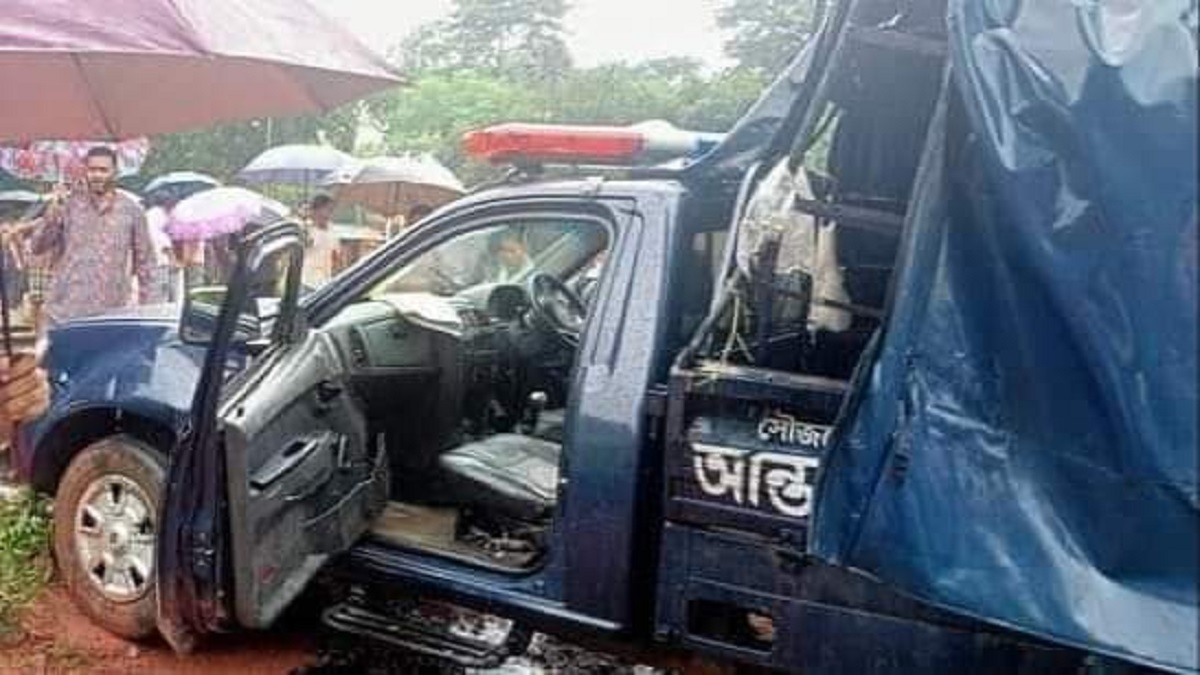 চট্টগ্রামে পুলিশের টহল ভ্যানে ট্রেনের ধাক্কা, নিহত ৩