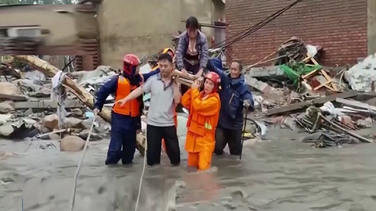 নজিরবিহীন বৃষ্টিতে বিপর্যস্ত চীনের উত্তরাঞ্চল; নিহত ২০, নিখোঁজ ২৭