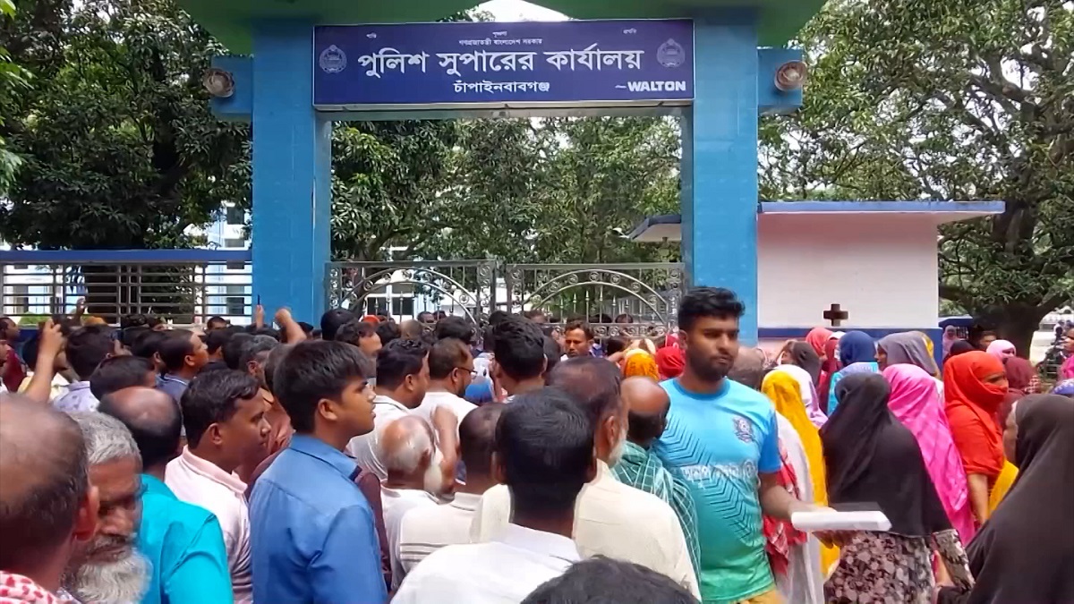চাঁপাইনবাবগঞ্জে এনজিও’র ফাঁদ, সঞ্চয় হারিয়ে দ্বারে দ্বারে ঘুরছেন প্রতারিত গ্রাহকরা