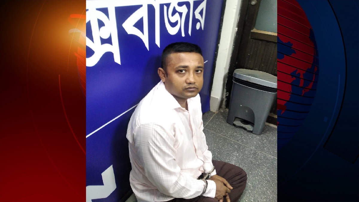 জুতার ভেতরে ইয়াবা পাচারকালে কক্সবাজার বিমানবন্দর থেকে আটক ১