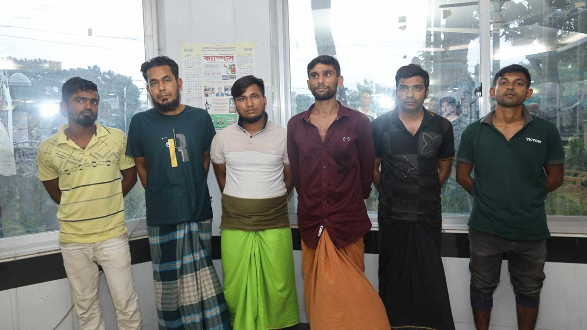 নরসিংদীতে ছিনতাই করা টাকা ও স্বর্ণসহ গ্রেফতার ৬