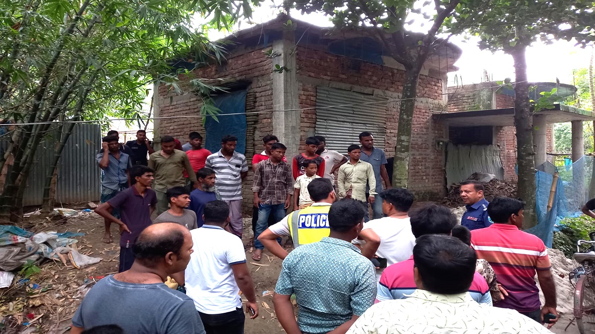 পাবনায় বসতঘরে ঢুকে দর্জিকে কুপিয়ে হত্যার অভিযোগ