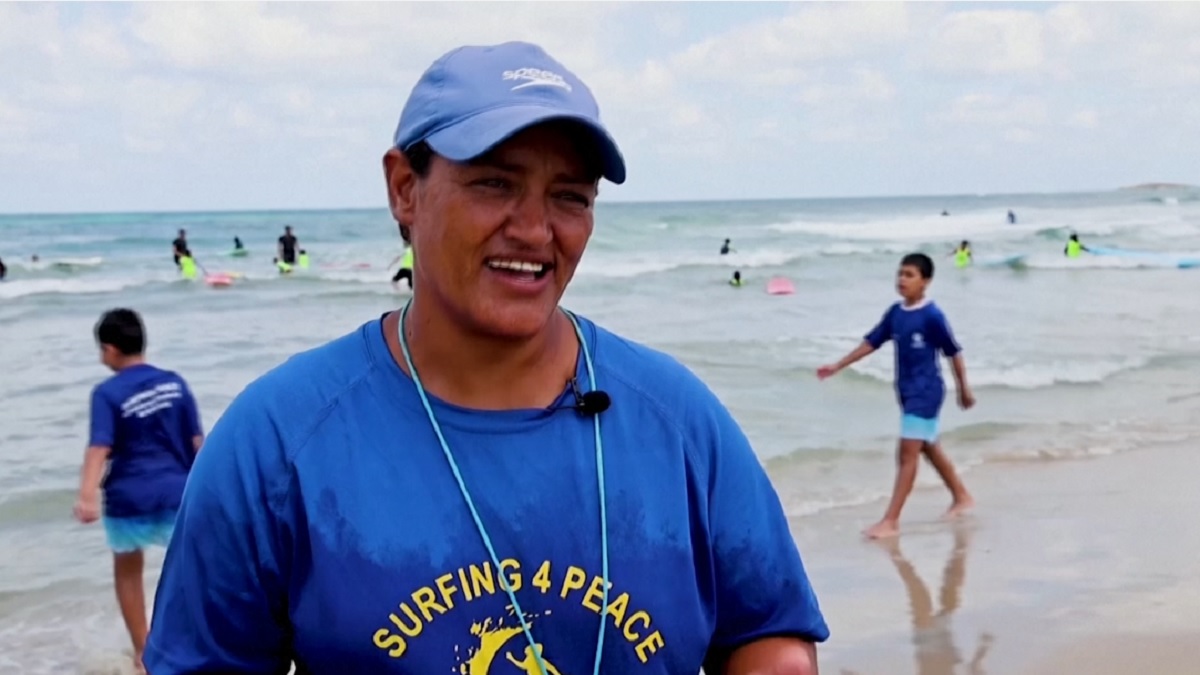 ইসরায়েলের আরব সংখ্যালঘুদের সার্ফিং শিখিয়ে নজর কেড়েছেন হামামা