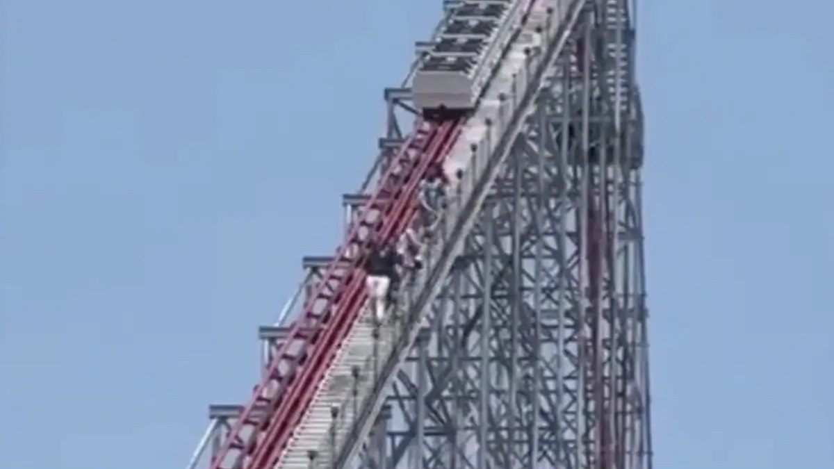 ২০০ ফুট উচ্চতায় আচমকা আটকে গেলো রোলার কোস্টার (ভিডিও)