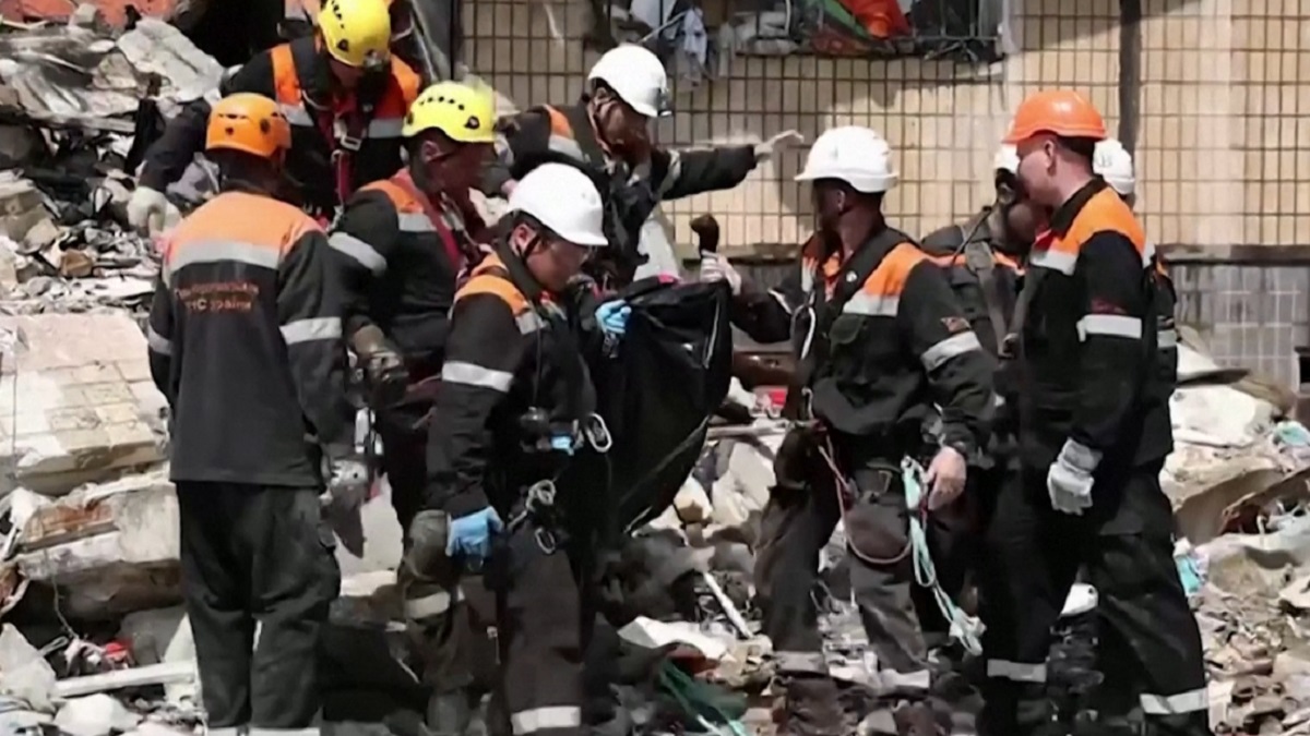 ইউক্রেনের ক্রিভি-রিহ শহরে রুশ হামলায় প্রাণহানি বেড়ে ৬, আহত ৬৯