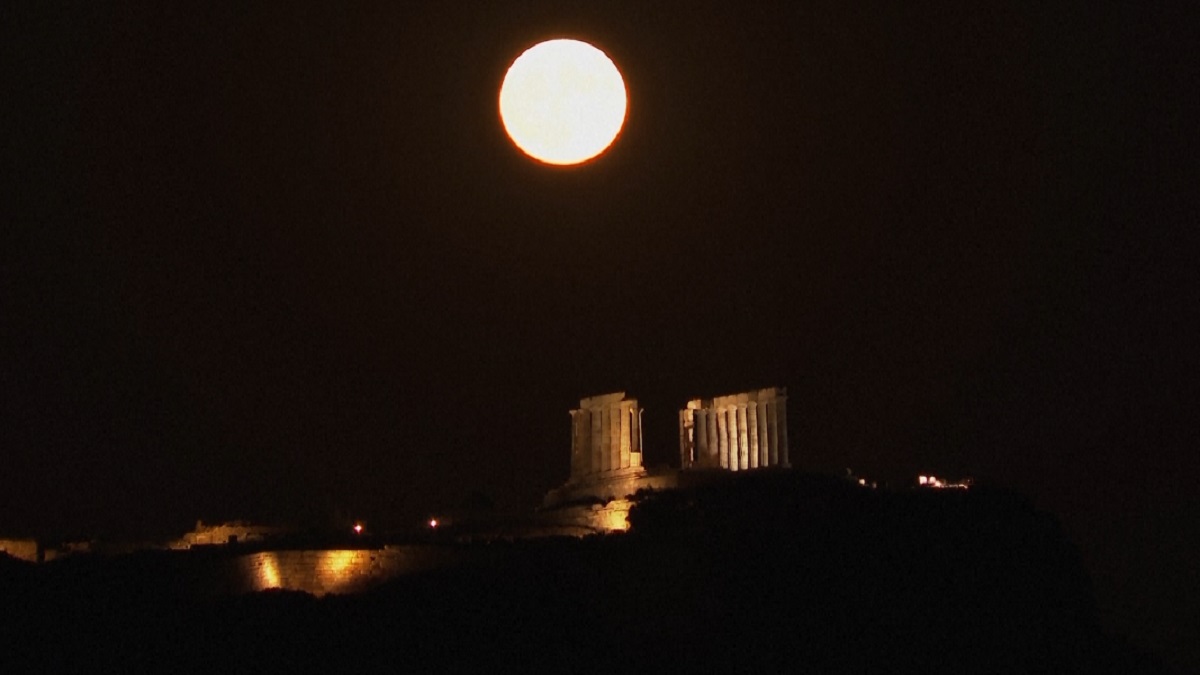 উত্তর গোলার্ধে দেখা মিললো সুপারমুন ‘স্টার্জন’