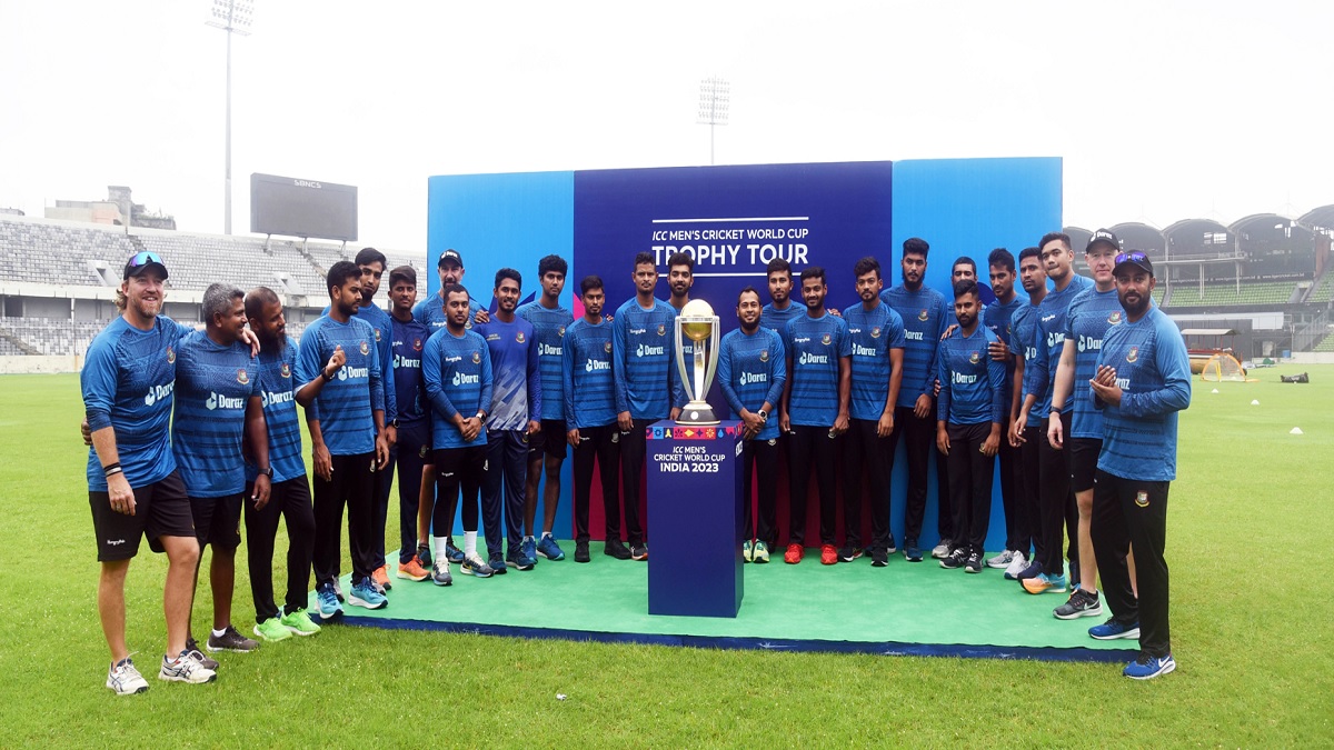 মিরপুরে বিশ্বকাপের ট্রফি; ছবি তুললেন ক্রিকেটার ও মাঠকর্মীরা