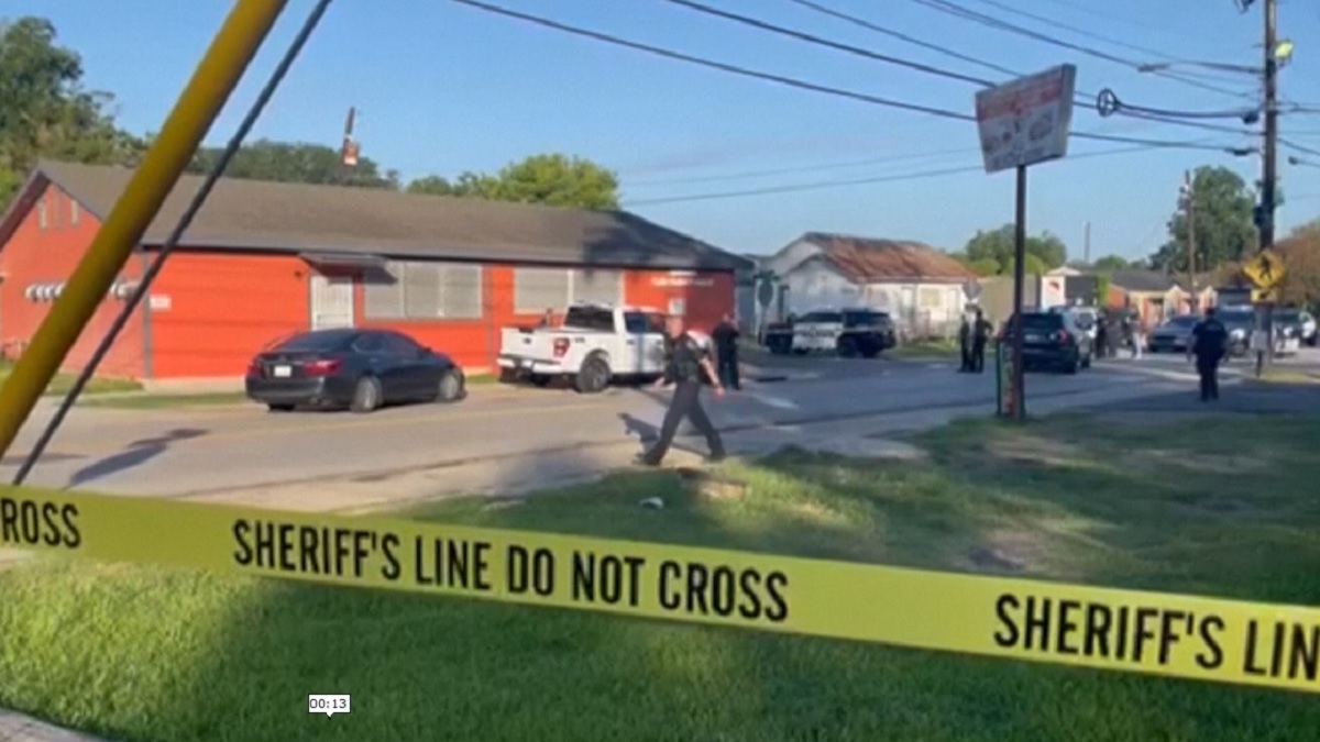 যুক্তরাষ্ট্রে একাধিক স্থানে এলোপাতাড়ি গুলিতে নিহত ৫