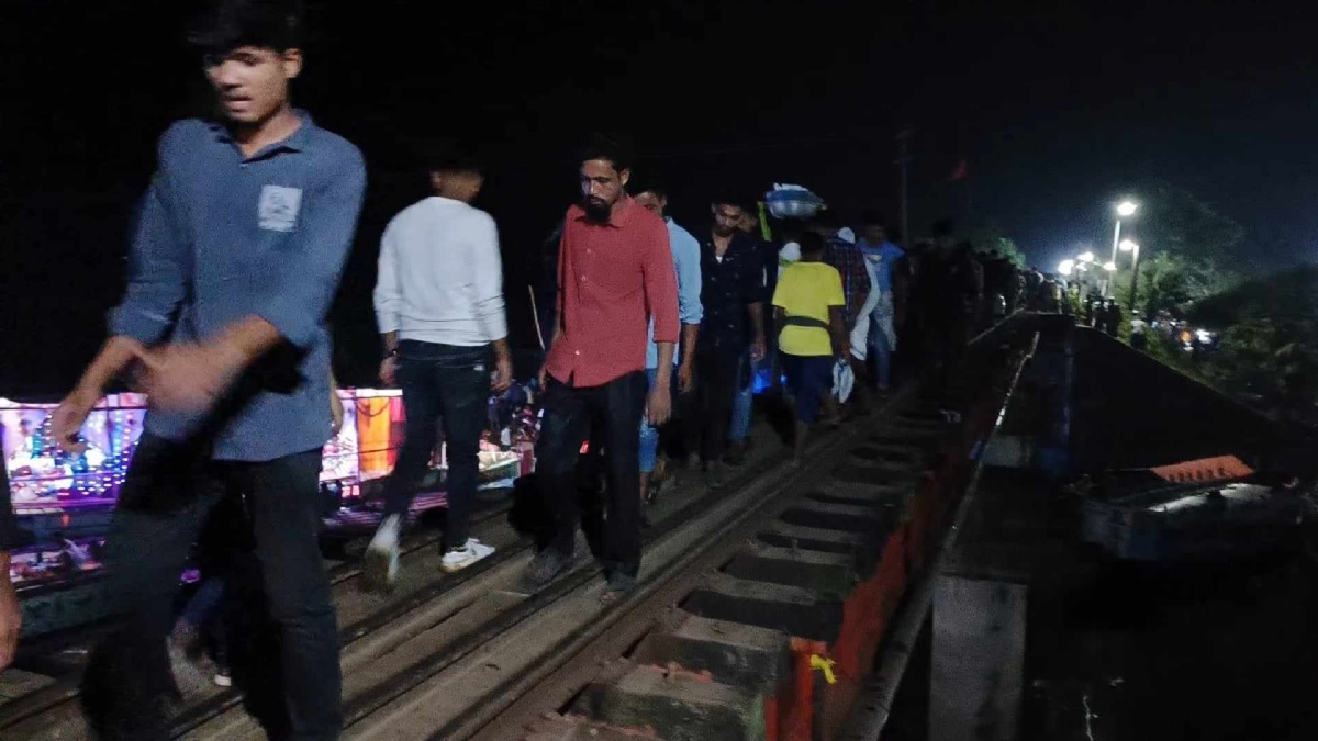 আখাউড়ায় চলন্ত ট্রেন দেখে লাফিয়ে নদীতে; নিহত ৩, নিখোঁজ ৩