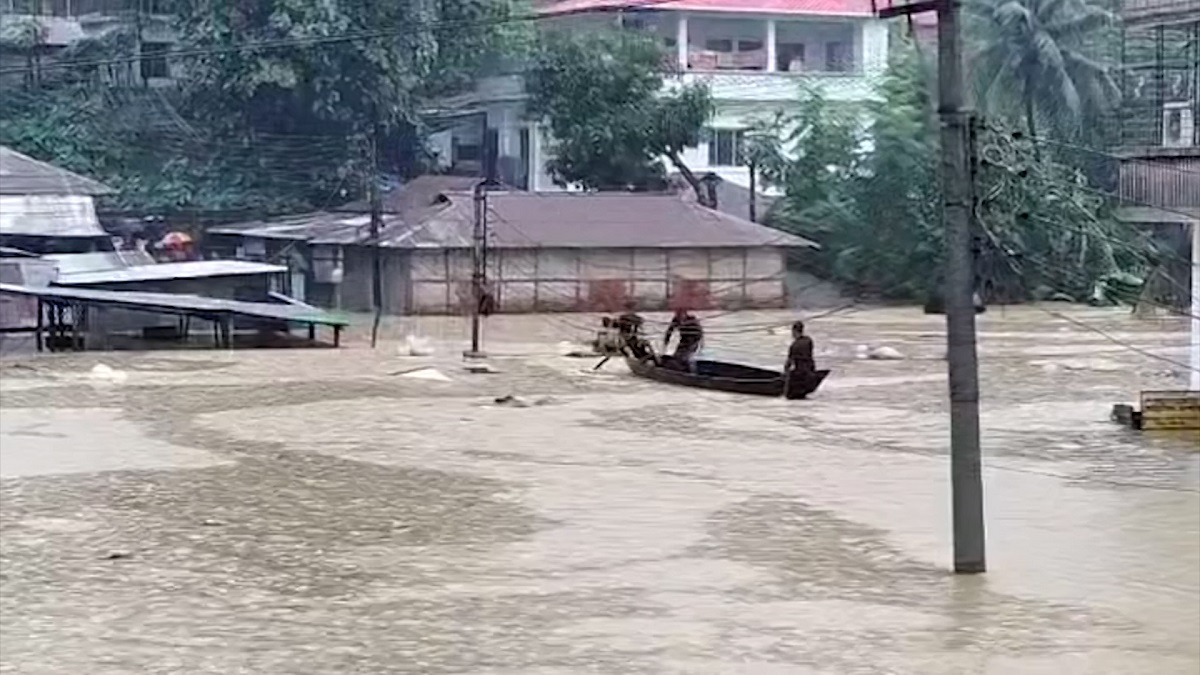 বান্দরবানে নিম্নাঞ্চল প্লাবিত, সড়কের ওপর দিয়ে প্রবাহিত হচ্ছে সাঙ্গুর পানি