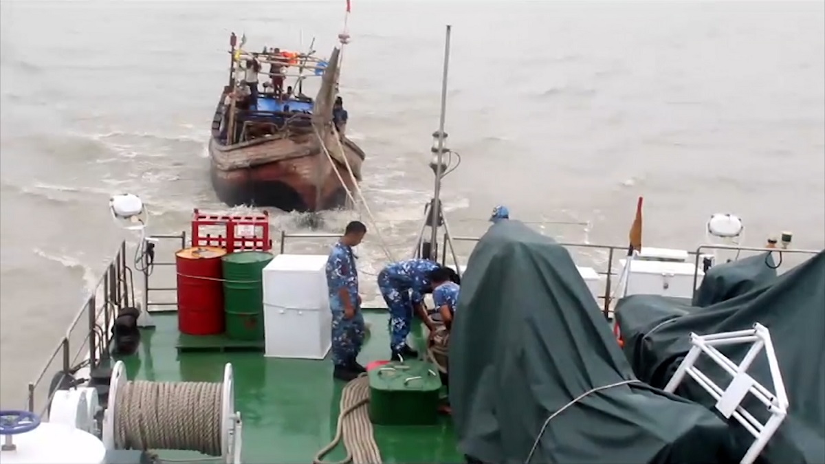 বঙ্গোপসাগরে বোটের ইঞ্জিন বিকল: ৩ দিন পর ১৩ জেলে উদ্ধার