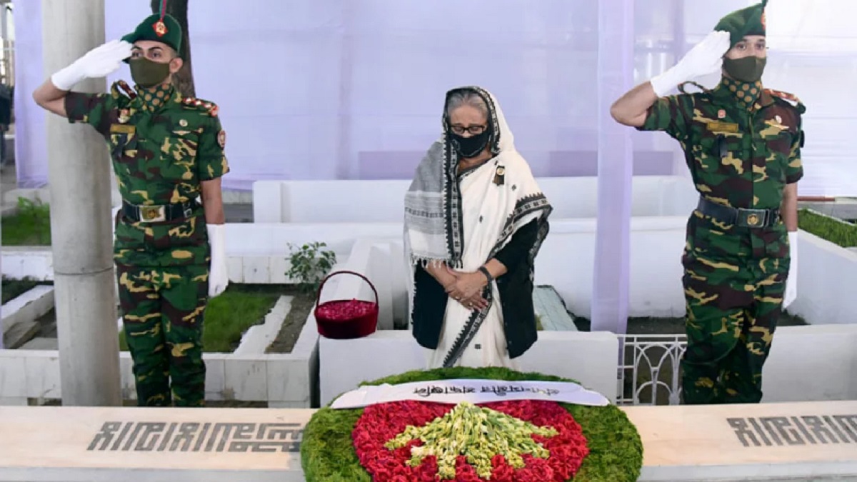 বনানী কবরস্থানে ১৫ আগস্টের শহীদদের প্রতি প্রধানমন্ত্রীর শ্রদ্ধা নিবেদন